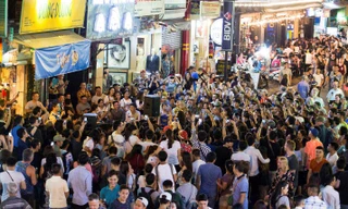 Phố Bùi Viện đêm cuối tuần 'thất thủ' vì Đông Nhi