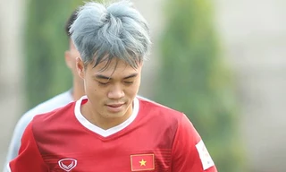 Văn Toàn nhuộm tóc bạch kim cực nổi ở đội Olympic Việt Nam