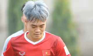 Văn Toàn nhuộm tóc bạch kim cực nổi ở đội Olympic Việt Nam