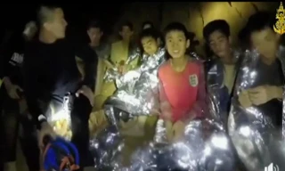 Sompong Jaiwong (áo đỏ) được tìm thấy còn sống sót trong hang Tham Luang Nang Non. Ảnh: AP.