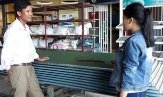 Anh Lê Trung Mỹ (trái) đang chọn mua hàng tại một đại lý BlueScope Zacs.