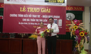 Khách hàng Trần Thị Thu Liên nhận giải thưởng do ông Nguyễn Huy Trinh giám đốc Agribank Đồng Nai trao tặng.