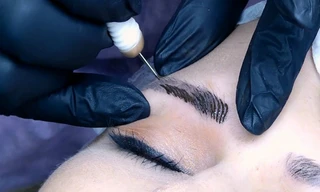 Phun xăm điêu khắc thẩm mỹ là phương pháp sử dụng mũi kim để đưa mực đâm xuyên trực tiếp vào da. Ảnh: GAB