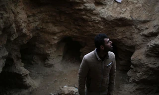 Abdelkarim al-Kafarna phát hiện nghĩa trang cổ ở sân sau nhà