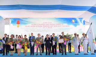 FrieslandCampina đón nhận huân chương lao động hạng nhì