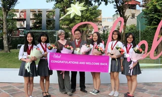 6 gương mặt học sinh đại diện TH School tham dự World Scholar’s Cup 2017 tại Yale (Mỹ) cùng cô Daryl Morgan, giáo viên tiếng Anh đồng hành trong suốt hành trình