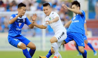 Hà Nội (áo trắng) đứng trước cơ hội bảo vệ thành công chức vô địch V-League. Ảnh: Ngọc Dung