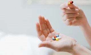 Đối với một số loại thuốc, chất tannic trong trà có thể tạo kết tủa khi gặp một số chất trong thuốc gây ra tác dụng phụ.