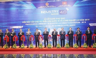 Thủ tướng Nguyễn Xuân Phúc và các đại biểu cắt băng khai mạc triển lãm.