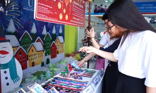 Gian hàng không người bán được đặt tại sảnh trường 