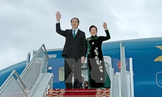 Chủ tịch nước Trần Đại Quang và Phu nhân tại sân bay Quốc tế Minsk. (Ảnh: Nhan Sáng/TTXVN)