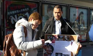 Anh Lê Anh Hào, cha bé Lê Thị Nhật Linh, xin chữ ký tại một nhà ga ở Chiba hồi cuối tháng 1/2018. Ảnh: SANKEI.