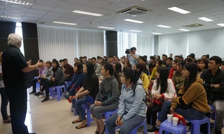 Ông Kevin Moore (phải), Giám đốc điều hành Công ty TNHH Xử lý chất thải Việt Nam (VWS) trao đổi với sinh viên