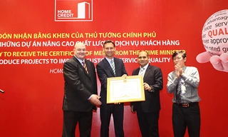 Ông Nguyễn Văn Phú (Phải)- Phó vụ trưởng, Cơ quan đại diện Ban thi đua khen thưởng TW trao bằng khen của Thủ tướng Chính phủ cho đại diện lãnh đạo Công ty tài chính PPF Việt Nam 