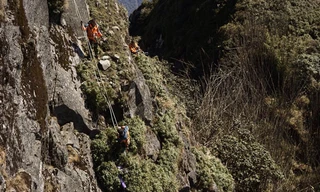 Đu dây nhặt rác quanh đỉnh Fansipan 