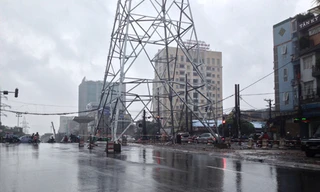 Cột điện “mọc” giữa đường