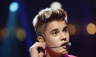 Justin Bieber thản nhiên sờ ngực fan nữ