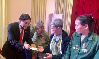 TS Nguyễn Mạnh Thắng, Chủ tịch - TGĐ Cty CP Đầu tư Đô thị và khu CN Sông Đà 7 trao quà tết cho TNXP tỉnh Yên Bái