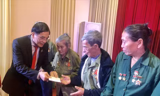 TS Nguyễn Mạnh Thắng, Chủ tịch - TGĐ Cty CP Đầu tư Đô thị và khu CN Sông Đà 7 trao quà tết cho TNXP tỉnh Yên Bái