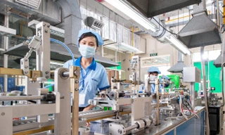 Dây chuyền sản xuất bút bi Thiên Long Ảnh: Hồng Vĩnh