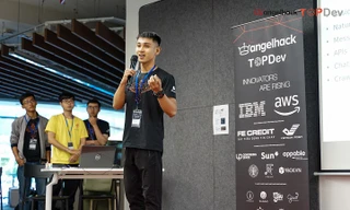 Võ Mình Đức đại điện Baby Shark đang thuyết trình tại cuộc thì của AngelHack 2019. 