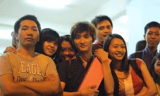 Hiếu (ở giữa) và bạn bè