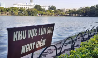 Hệ thống kè hồ xuống cấp, sụt lún gây nguy hiểm Ảnh: Hoàng Mạnh Thắng