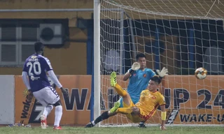 Sau lượt đi thăng hoa, Thanh Hóa (phải) trượt dài ở lượt về và rơi vào cuộc đua tranh suất đá play-off cùng Khánh Hòa ảnh VSI 