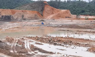 “Đại công trình xẻ thịt” diễn ra trước sự thờ ơ của chính quyền địa phương 