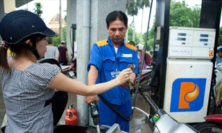 Xăng E5RON92 về bằng mức giá bán lẻ của tháng 4/2009 Ảnh: Như Ý