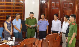 Cơ quan tố tụng Quảng Bình đọc lệnh khám xét tại một trong những điểm mà “ổ bạc” hoạt động 