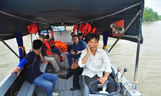 Bà Tô Hoàng Dịch Thủy đưa khách sang cồn   ẢNH: HÒA HỘI 