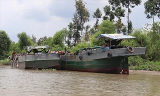Phương tiện khai thác trái phép trên sông Hậu bị lực lượng chức năng bắt quả tang