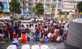 Nước sông Đà ô nhiễm, người dân Hà Nội phải xếp hàng lấy nước 