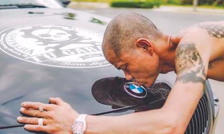 Tự Thanh Đa bên cạnh xế cưng BMW