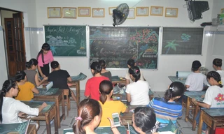 Mọi người đều tập trung, chăm chú với từng nét chữ, nét vẽ