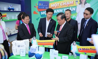 Ông Nguyễn Kim Anh, Phó Thống đốc Ngân hàng Nhà nước trải nghiệm công nghệ thanh toán tiên tiến tại Sóng Festival 