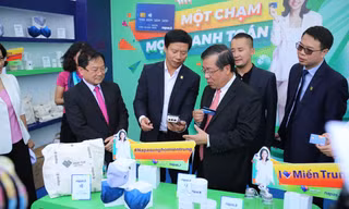 Ông Nguyễn Kim Anh, Phó Thống đốc Ngân hàng Nhà nước trải nghiệm công nghệ thanh toán tiên tiến tại Sóng Festival 