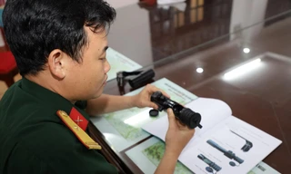 Thiếu tá Trần Tiến Thành với thiết bị kiểm tra và bắn nhanh, chính xác ngày, đêm của súng tiểu liên AK 