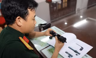 Thiếu tá Trần Tiến Thành với thiết bị kiểm tra và bắn nhanh, chính xác ngày, đêm của súng tiểu liên AK 