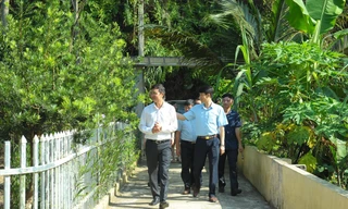 Bí thư T.Ư Đoàn Bùi Quang Huy dẫn đầu đoàn công tác đến thăm mô hình Nhà sạch vườn đẹp tại xã Minh Bảo, Yên Bái Ảnh: Xuân Tùng 