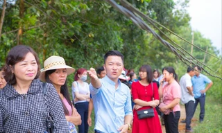 Bùi Đức Tuyển hướng dẫn du khách tham quan trang trại của HTX