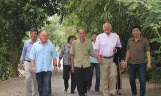 Ông Nguyễn Văn Bảy nắm tay cựu phi công Mỹ Marshall L.Michel III tại cuộc gặp hồi tháng 1/2018