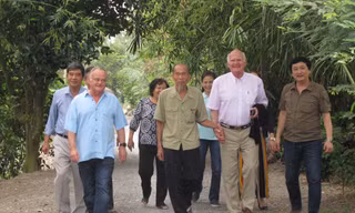 Ông Nguyễn Văn Bảy nắm tay cựu phi công Mỹ Marshall L.Michel III tại cuộc gặp hồi tháng 1/2018