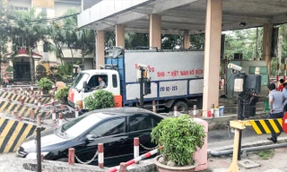 Thay vì chắn ngang để thu phí hiện các thanh barie bị gác lên trụ bê tông để xe tự do qua lại