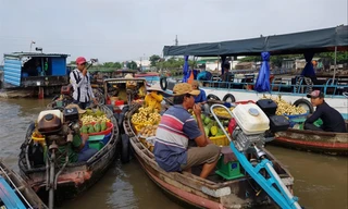 Chợ nổi tập trung hàng trăm phương tiện mua bán của thương hồ Ảnh: N.H 