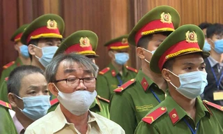 Các bị cáo nghe Tòa tuyên án. Ảnh: PV