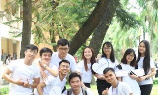 Trưởng nhóm Nguyễn Ðăng An (hàng đầu, thứ 2, từ phải qua) cùng các cộng sự