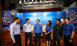 Bí thư thứ nhất T.Ư Đoàn Lê Quốc Phong (thứ 3, từ trái sang) trò chuyện với các bạn trẻ tại buổi đối thoại trực tuyến Ảnh: Như Ý 