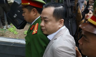 Bị cáo Phan Văn Anh Vũ ( Vũ “nhôm”) được đưa tới tòa Ảnh: Như Ý